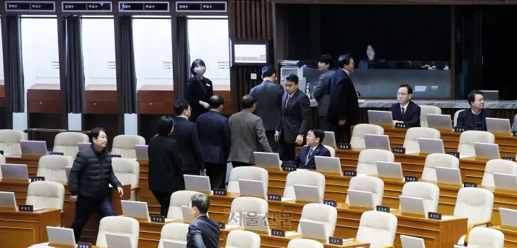 7일 국회에서 열린 김건희 특검법이 부결된 뒤 대통령 탄핵소추안 표결을 앞두고 국민의힘 의원들이 퇴장하고있다. 2024.12.7 홍윤기 기자