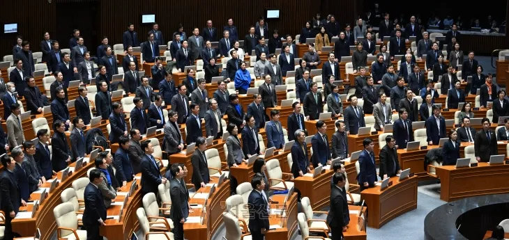 7일 오후 국회 본회의에서 야당 의원들이 윤석열 대통령의 탄핵소추안 표결에 불참하기 위해 퇴장한 국민의힘 의원들의 이름을 일일이 호명하고 있다. 2024.12.7 홍윤기 기자