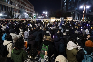 thumbnail - “여성분들, 남자 화장실 쓰세요!”…시위 현장 화장실 앞 지킨 남성들