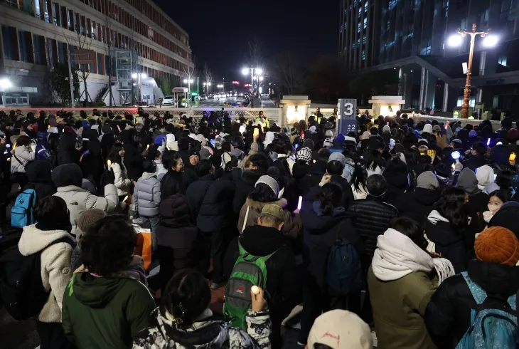 7일 오후 서울 여의도 국회 앞에서 열린 ‘내란죄 윤석열 퇴진! 국민주권 실현! 사회대개혁! 범국민촛불대행진’에서 참가자들이 의원회관 쪽 출입문으로 가 대기하고 있다. 2024.12.8 연합뉴스