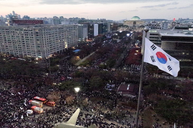 7일 오후 서울 여의도 국회 앞에서 열린 ‘내란죄 윤석열 퇴진! 국민주권 실현! 사회대개혁! 범국민촛불대행진’에서 참석자들이 거리를 가득 메우고 있다. 2024.12.7 연합뉴스