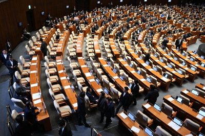 윤석열 탄핵안 표결 앞두고 퇴장하는 국민의힘