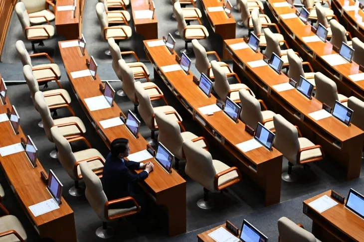 7일 국회 본회의에서 대통령 탄핵소추안에 대한 박찬대 더불어민주당 원내대표의 제안 설명 때 국민의힘 의원들이 퇴장해 의석이 비어 있는 가운데 안철수 국민의힘 의원이 홀로 자리를 지키고 있다. 2024.12.7 홍윤기 기자