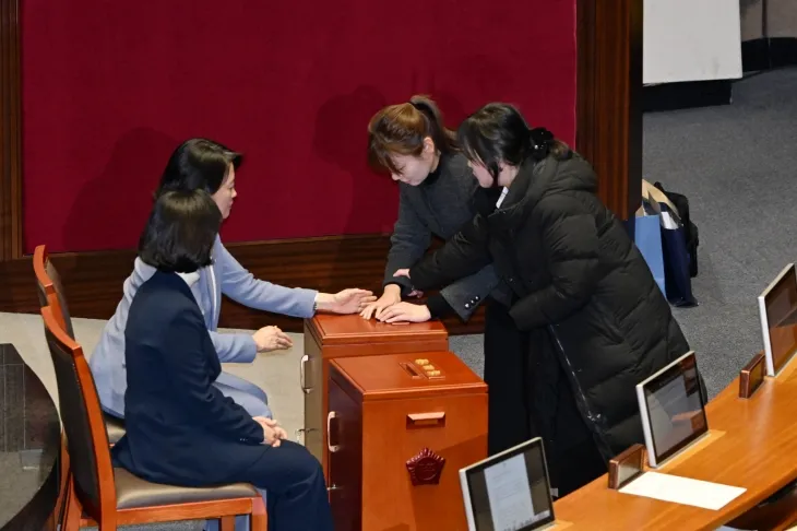 7일 국회에서 열린 윤석열 대통령의 탄핵소추안 표결에 참여한 김예지 국민의힘 의원이 투표를 마친 뒤 투표함에 투표지를 넣고 있다. 2024.12.7 홍윤기 기자