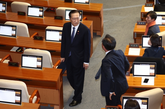 野의원들 째려보고 중도 퇴장한 박성재…“교만하다” 항의 쏟아진 장면 [포착]