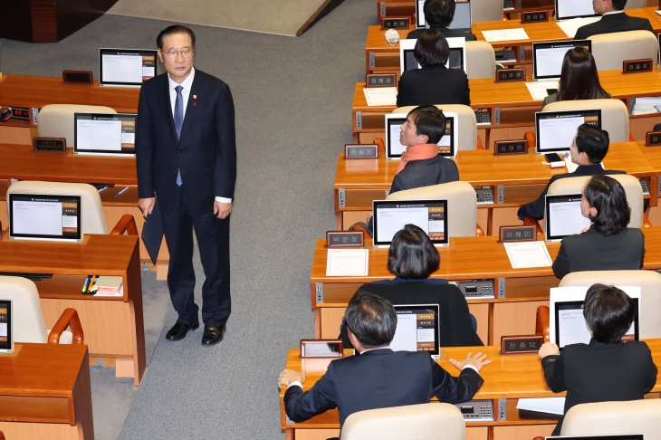 박성재 법무부 장관이 7일 오후 서울 여의도 국회에서 열린 제418회국회(정기회) 제17차 본회의에서 윤석열 대통령 배우자 김건희의 주가조작 사건 등의 진상규명을 위한 특별검사 임명 등에 관한 법률안 재의의 건 등에 대한 재의 요구 이유 설명을 마친뒤 자리로 돌아가며 신장식 조국혁신당 의원을 쳐다보고 있다. 2024.12.07 뉴시스