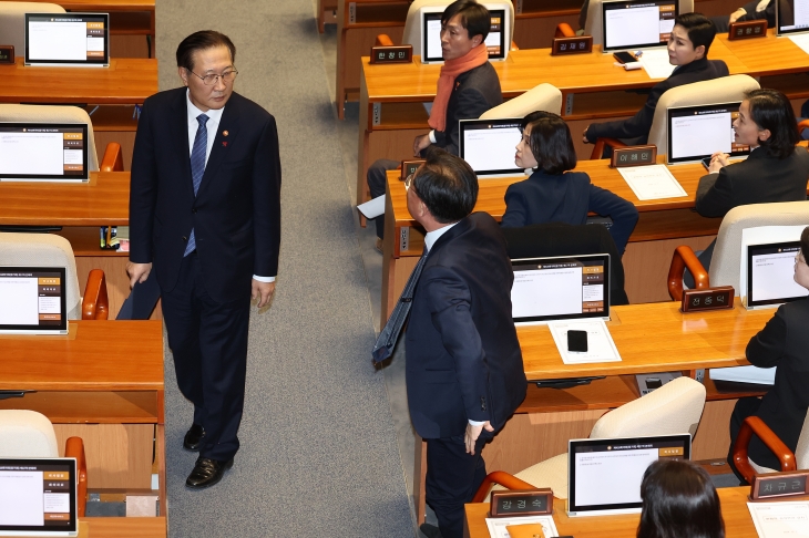 7일 오후 국회 본회의에서 재의결 안건인 김건희 여사 특검법 표결을 앞두고 야당 의원들이 박성재 법무부 장관(왼쪽)에게 항의하고 있다.  2024.12.7 연합뉴스