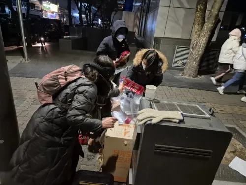 지난 7일 오후 서울 영등포구 국회 앞 윤석열 대통령 탄핵 촉구 집회에 참석한 시민들이 집회가 마무리된 후 삼삼오오 모여 쓰레기를 치우고 있다. 김우진 기자