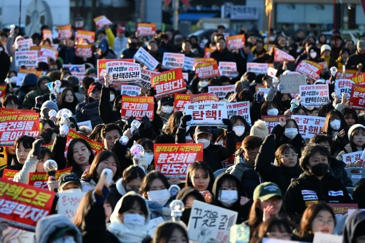 8일 오후 광주 동구 5·18민주광장에서 열린 정권 퇴진 5차 총궐기 대회에 참석한 시민들이 윤석열 대통령 탄핵소추안 무산을 규탄하며 즉각적인 퇴진을 촉구하고 있다. 광주 뉴시스