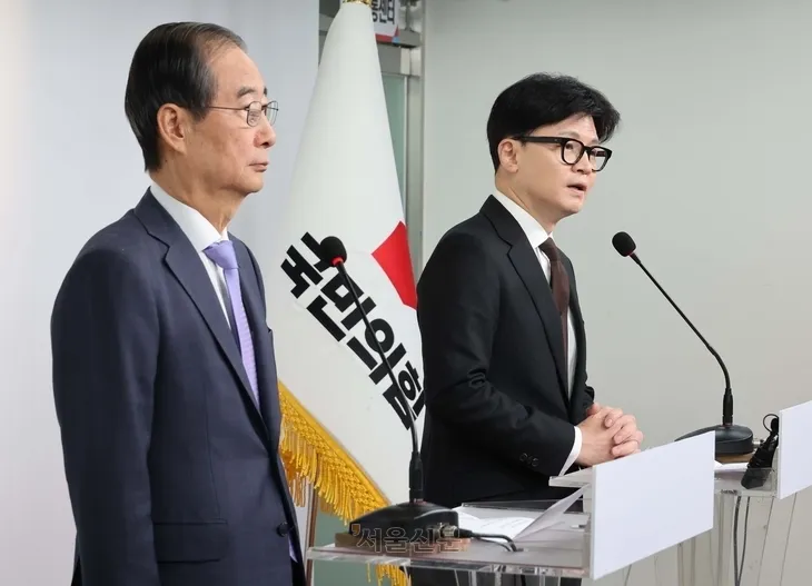 한덕수 국무총리와 한동훈 국민의힘 대표가 8일 서울 여의도 국민의힘 당사에서 국정 수습 방안에 대한 공동 담화문 발표를 하고 있다.  오장환 기자