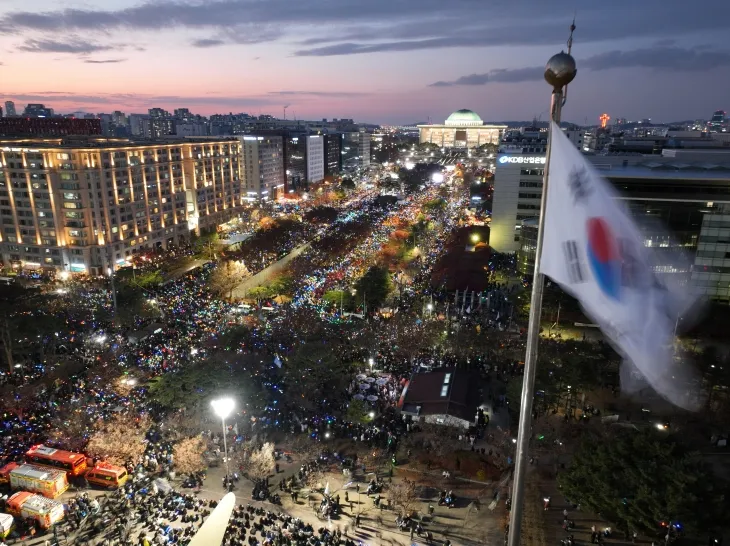 지난 7일 오후 서울 영등포구 국회 앞에서 열린 윤석열 대통령의 탄핵과 퇴진을 촉구하는 집회에 수많은 시민이 모여 있는 모습. 이날 모인 시민들은 주최 측 추산 100만명(경찰 비공식 추산 최대 15만 9000명)으로 국회 정문 앞부터 여의도역까지 도로를 가득 메웠다. 8일 경찰은 전날 집회에서 경찰과 충돌하는 등의 불법행위로 입건된 경우가 한 건도 없었다고 밝혔다. 연합뉴스