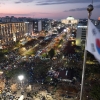빛난 ‘K시민의식’… 집회 뒤 쓰레기 줍고, 식당·카페 선결제로 동참