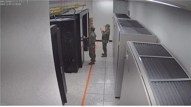 국회 행정안전위원회는 지난 3일 계엄령 선포 당시 선거관리위원회에 투입된 계엄군이 선관위 시스템 서버를 촬영하는 장면이 담긴 폐쇄회로(CC)TV를 6일 공개했다. 2024.12.6 행정안전위원회 제공