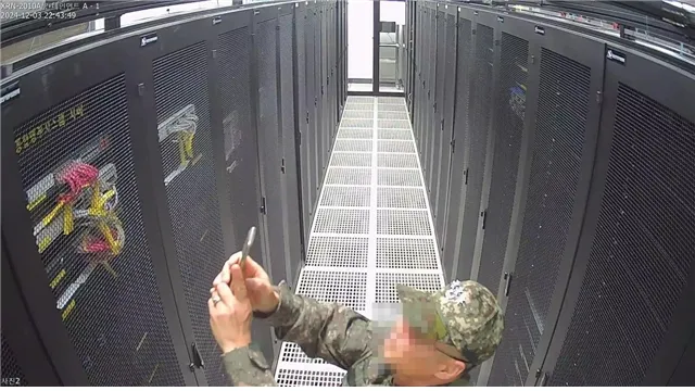 국회 행정안전위원회는 지난 3일 계엄령 선포 당시 선거관리위원회에 투입된 계엄군이 선관위 시스템 서버를 촬영하는 장면이 담긴 폐쇄회로(CC)TV를 6일 공개했다. 2024.12.6 행정안전위원회 제공