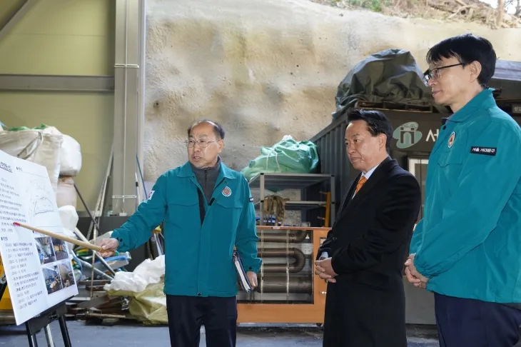 이성헌(가운데) 서울 서대문구청장이 최근 확장 이전한 제설발진기지를 방문해 현황 보고를 받고 있다. 서대문구 제공