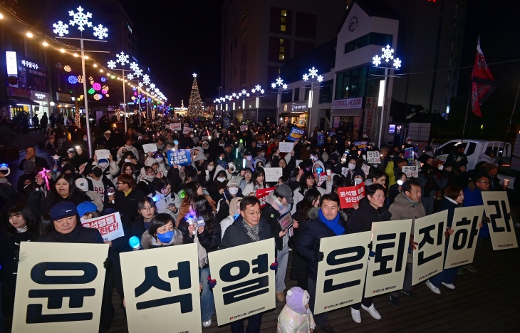 8일 오후 강원 강릉시 월화거리 일원에서 강릉시민들이 촛불 집회를 열고 윤석열 탄핵을 촉구하고 있다. 2024.12.8 연합뉴스