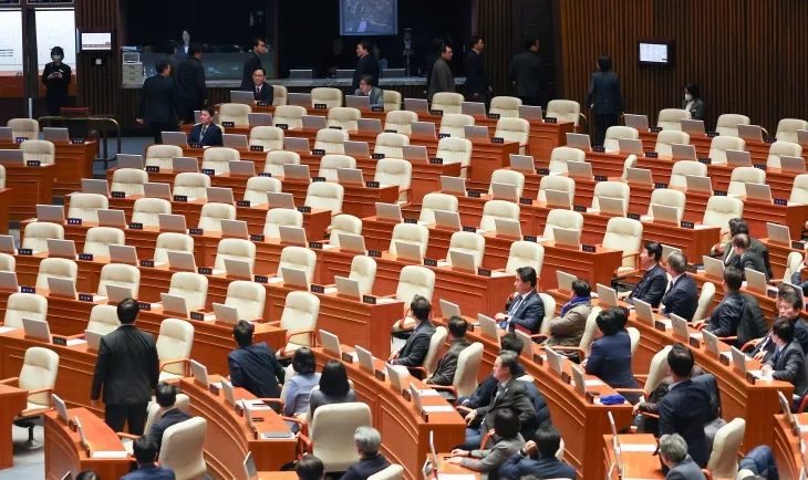 지난 7일 오후 국회 본회의에서 김건희 특검법 재의안이 부결된 뒤 윤석열 대통령 탄핵안이 상정되자 국민의힘 의원들이 퇴장하고 있다. 2024.12.7 연합뉴스