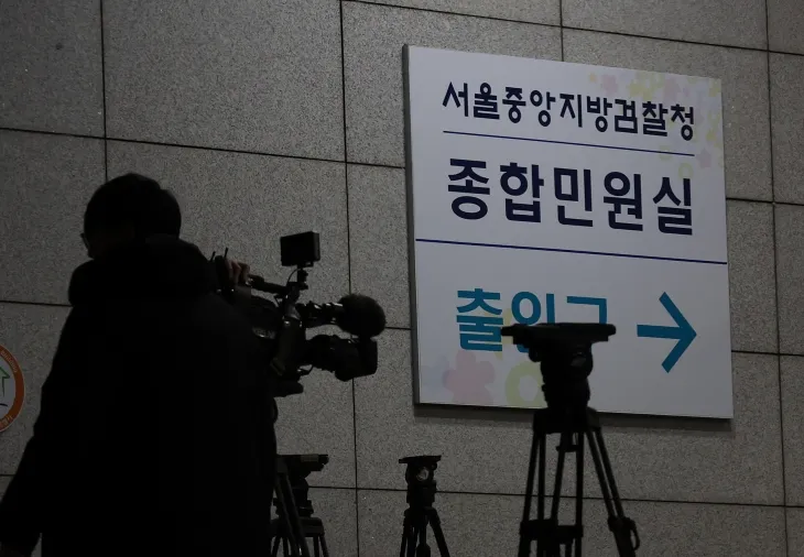 윤석열 대통령이 선포한 비상계엄 집행을 주도한 김용현 전 국방부 장관이 계엄 사태를 수사하는 검찰 특별수사본부에 긴급체포된 가운데 8일 새벽 서울 서초구 서울중앙지검에서 취재진이 밤샘 대기를 하고 있다. 2024.12.8 연합뉴스