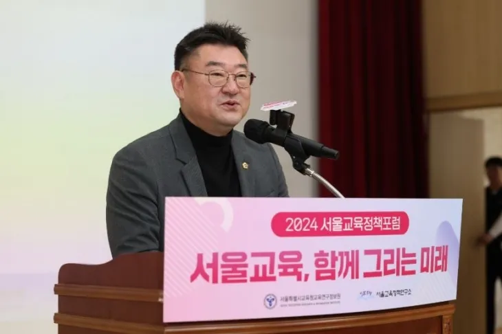 지난 6일 서울시교육청교육연구정보원 강당에서 열린 ‘2024 서울교육정책포럼’ 행사에 참석해 축사하는 박상혁 위원장