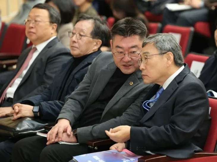 정근식 교육감과 대화하는 박상혁 위원장