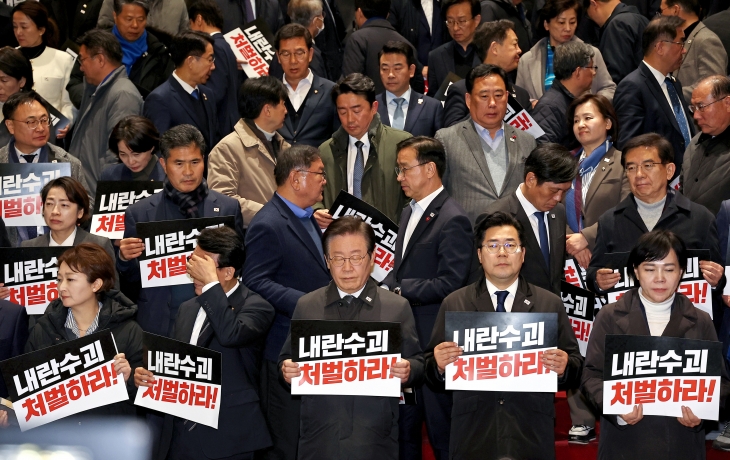 더불어민주당 이재명 대표를 비롯한 의원들이 윤석열 대통령에 대한 탄핵소추안 표결이 무산된 7일 국회에서 국민의힘 규탄 대회를 마친 뒤 자리를 떠나고 있다. 2024.12.7 연합뉴스