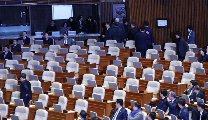대통령 탄핵소추안 표결 앞두고 본회의장 떠나는 국민의힘