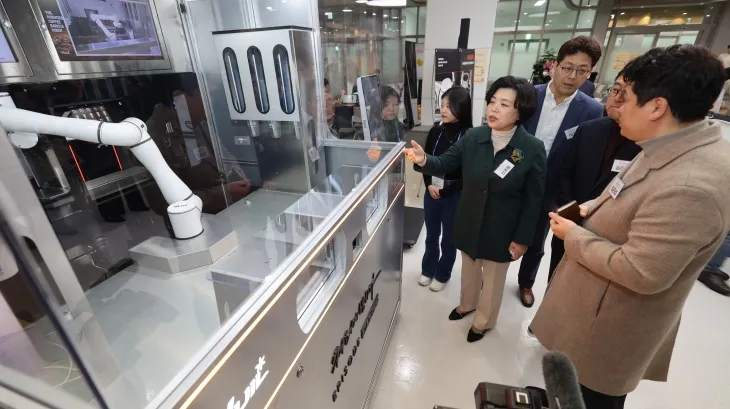 지난 2월 열린 과천시 창업지원센터 개소식 행사 현장에서 신계용 과천시장이 푸드테크 관련 기기를 살펴보고 있다. (과천시 제공)