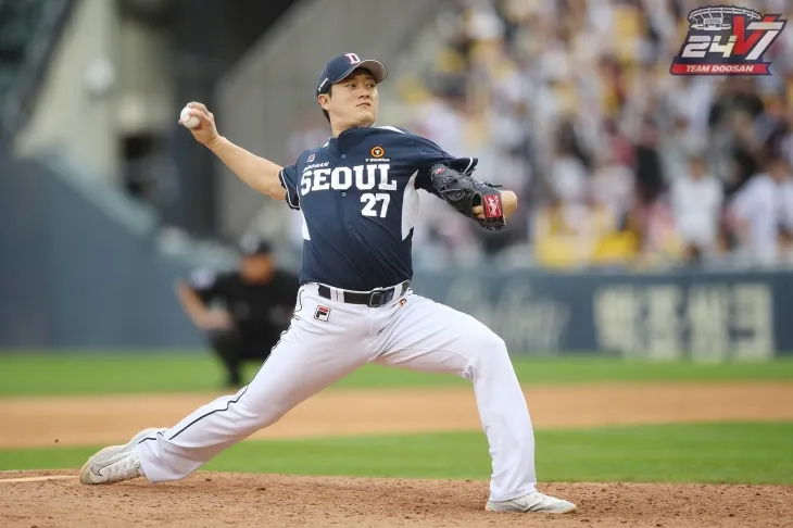 두산 베어스 김강률이 지난 9월 21일 서울 잠실야구장에서 열린 2024 KBO리그 정규시즌 LG 트윈스와의 원정 경기에서 공을 던지고 있다. 두산 베어스 제공