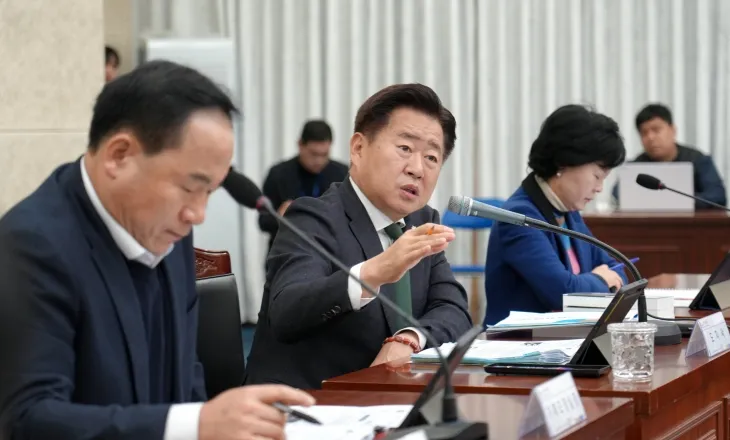 오영훈(가운데) 제주도지사는 9일 오전 도청 탐라홀에서 월간 정책공유회의를 열고 있다. 제주도 제공