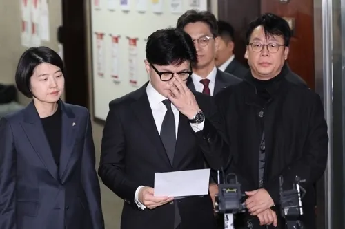 국민의힘 한동훈 대표가 7일 밤 서울 여의도 국회에서 윤석열 대통령 탄핵소추안 표결 무산 뒤 입장을 밝히고 있다. 연합뉴스