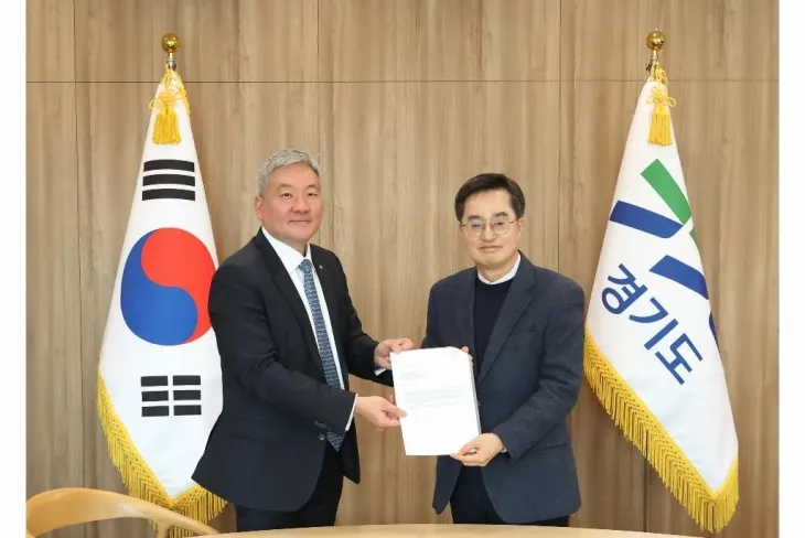 9일 오후 김동연 경기도지사가 집무실에서 이주옥 WEF 아·태 사무국장과 면담하고 WEF(세계경제포럼) 회장 서한문을 전달받고 있다. (경기도 제공)