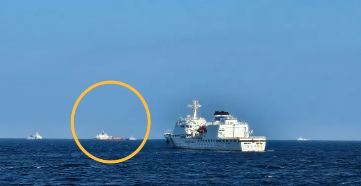 지난달 13일 제주 비양도 북서쪽 약 22㎞ 인근 해상에서 침몰한 135금성호를 수색하기 위해 바지선 고정작업을 하고 있다. 제주 강동삼 기자