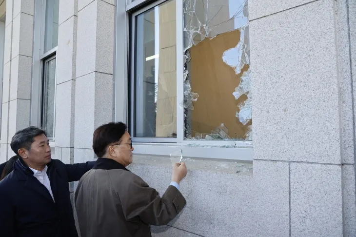 우원식 국회의장이 4일 오전 서울 여의도 국회에서 간밤에 윤석열 대통령의 비상계엄 선포로 국회로 진입했던 계엄군의 흔적을 살펴보고 있다. 2024.12.4/뉴스1