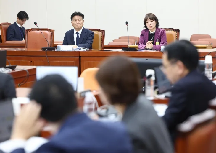 윤석열 대통령과 김용현 전 국방부 장관의 모교인 충암고등학교 이윤찬(왼쪽) 교장과 오세현 학부모회 회장이 9일 국회에서 열린 교육위원회 전체회의에 참석해 있다. 이주호 부총리 겸 교육부 장관은 “여야 간 의사일정이 조정되지 않았다”는 이유로 불출석했다. 연합뉴스