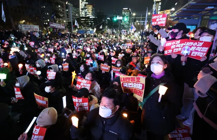 9일 오후 서울 영등포구 국회의사당 앞에서 열린 ‘윤석열 즉각 탄핵 구속 촉구 촛불문화제’에서 참가자들이 손팻말을 들고 있다. 2024.12.9. 연합뉴스