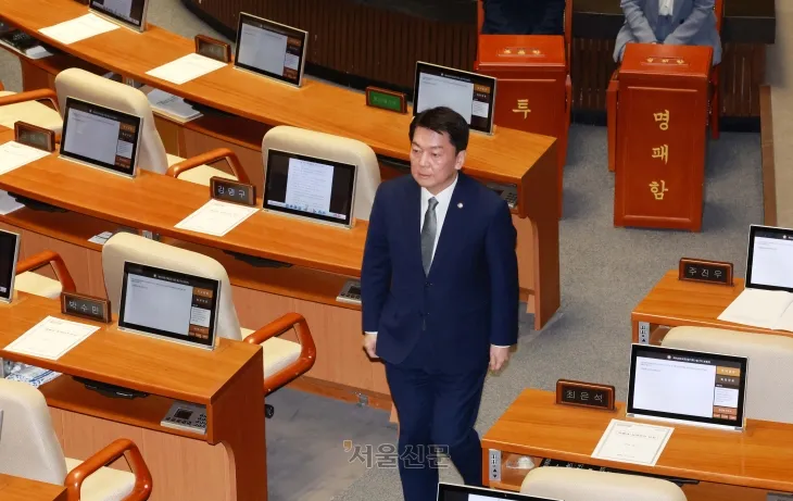 안철수 국민의힘 의원이 7일 국회 본회의에서 윤석열 대통령의 탄핵소추안에 대한 투표를 하고 있다. 2024.12.7 홍윤기 기자