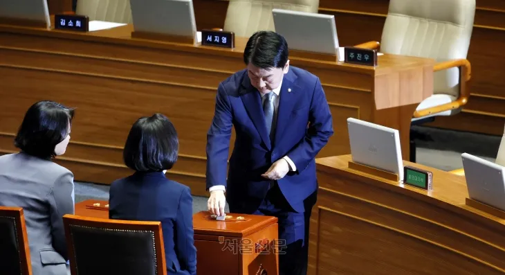 7일 오후 국회 본회의에서 열린 윤석열 대통령 탄핵소추안 표결에서 국민의힘 안철수 의원이 투표를 하고있다. 2024.12.7 홍윤기 기자