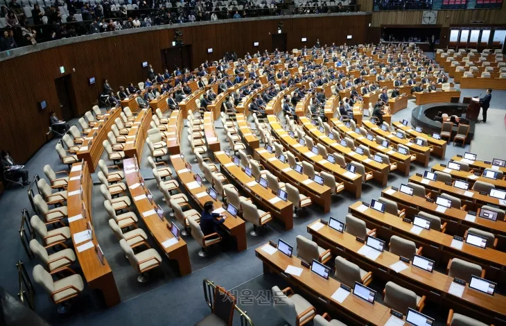 안철수 국민의힘 의원이 7일 국회에서 윤석열 대통령 탄핵소추안 표결을 앞두고 여당 의원에 홀로 앉아 있다. 2024.12.7 홍윤기 기자