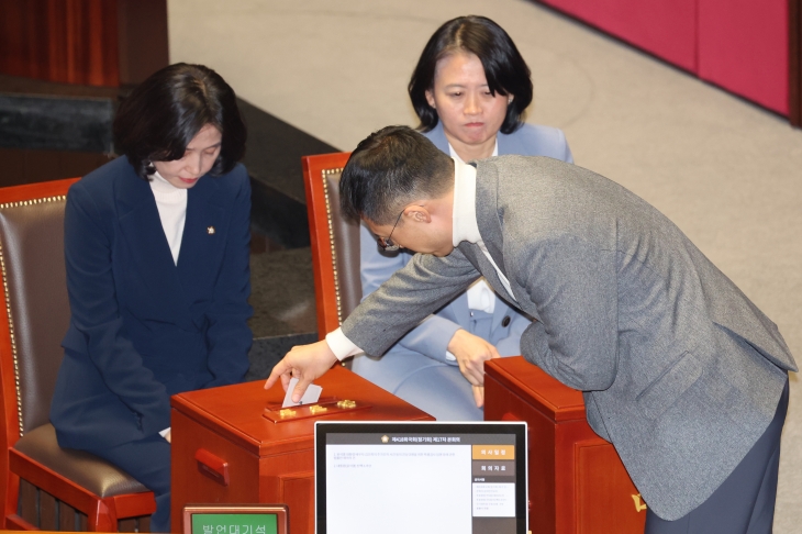 국민의힘 김상욱 의원이 7일 오후 국회 본회의에서 윤석열 대통령의 탄핵소추안에 대한 표결에 동참하고 있다. 2024.12.7 연합뉴스