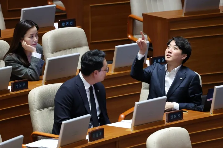 천하람(가운데) 개혁신당 원내대표가 7일 오후 서울 여의도 국회에서 열린 제418회국회(정기회) 제17차 본회의에서 이준석(오른쪽), 이주영 의원과 대화하고 있다. 2024.12.07 뉴시스