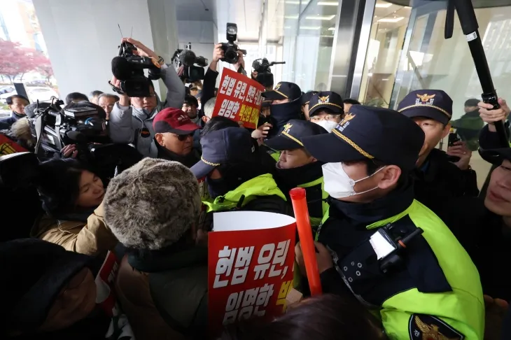 국가폭력피해범국민연대 관계자들이 10일 오전 서울 중구 진실·화해를위한과거사정리위원회(진실화해위) 앞에서 박선영 신임 진실화해위원장 취임 거부 기자회견을 마친 뒤 취임식장 진입을 시도하다 경찰에 의해 저지당하고 있다. 연합뉴스