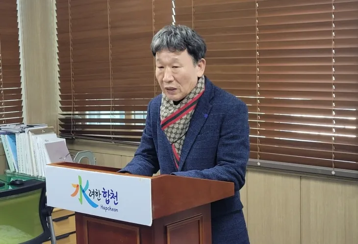 국민의힘 탈당 기자회견을 하는 권영식 합천군의원. 2024.12.10. 합천군 제공