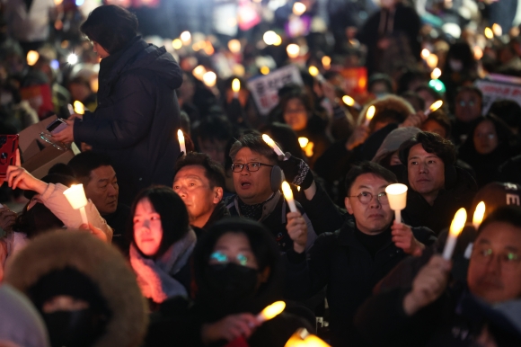 “尹 탄핵 집회 가느라 강의 결석” 학생에…교수 “온 마음으로 응원”