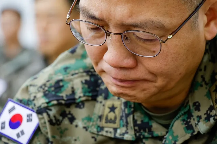 비상계엄 당시 국회에 투입된 제1공수특전여단의 이상현 여단장이 10일 오전 서울 여의도 국회 국방위원회에서 열린 계엄 관련 긴급 현안질의에 출석해 눈물을 흘리고 있다. 2024.12.10 뉴스1