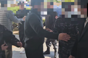 “탄핵 찬성 왜 하라고 해” 양산시의회 군복 중년 남성들 난입 소동