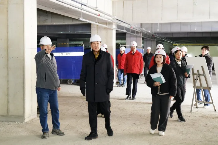 정문헌(왼쪽 두 번째) 서울 종로구청장이 지난 4일 삼청공원 입구 공영주차장 공사 현장을 찾아 관계자의 설명을 듣고 있다. 종로구 제공 정문헌(왼쪽 두 번째) 서울 종로구청장이 지난 4일 삼청공원 입구 공영주차장 공사 현장을 찾아 관계자의 설명을 듣고 있다. 종로구 제공