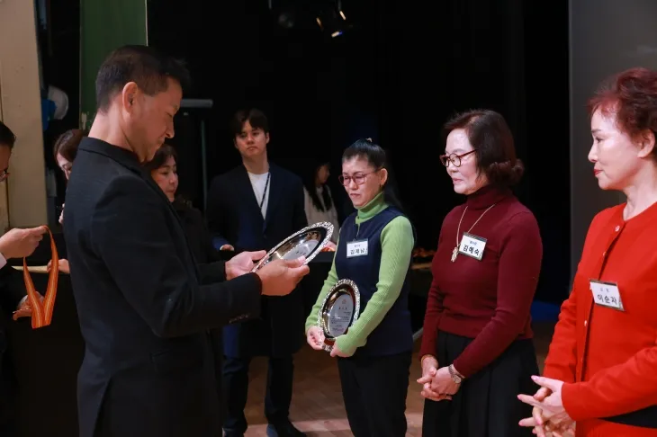 엄의식(왼쪽) 서울 구로구 부구청장이 지난 5일 ‘2024년 자원봉사자의 날’을 맞아 기념행사가 열린 구로구 구민회관에서 봉사왕 김혜숙씨에게 인증패를 수여하고 있다. 구로구 제공 엄의식(왼쪽) 서울 구로구 부구청장이 지난 5일 ‘2024년 자원봉사자의 날’을 맞아 기념행사가 열린 구로구 구민회관에서 봉사왕 김혜숙씨에게 인증패를 수여하고 있다. 구로구 제공