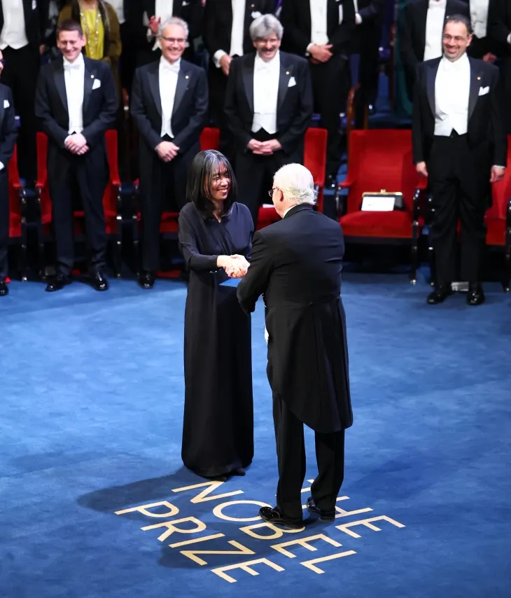 2024 노벨문학상 수상자인 한강 작가가 10일(현지시간) 스웨덴 스톡홀름 콘서트홀에서 열린 시상식에서 칼 구스타프 16세 스웨덴 국왕으로부터 노벨문학상 메달과 증서를 받고 있다. 2024.12.11 연합뉴스