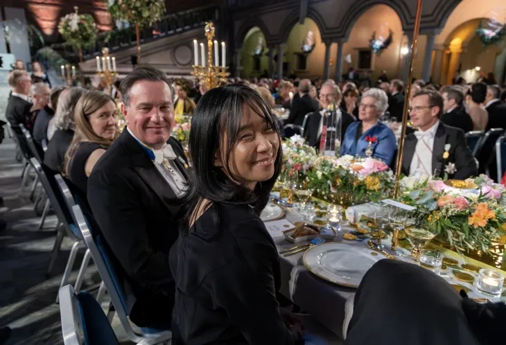 2024 노벨문학상 수상자인 한강 작가가 10일(현지시간) 스웨덴 스톡홀름 시청사에서 열린 연회에 참석해 왕족 크리스토퍼 오닐과 함께 취재진을 향해 포즈를 취하고 있다. 2024.12.11 연합뉴스