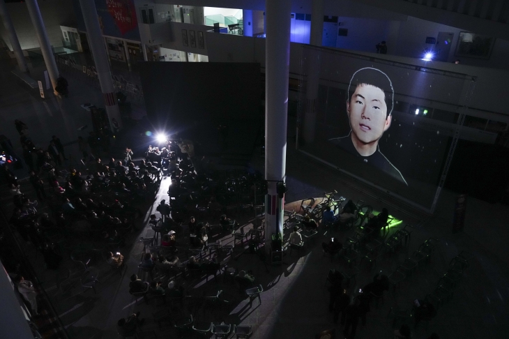 11일 새벽 광주시청 1층 시민홀에서 열린 한강 작가 노벨문학상 수상기념 시민 축하행사에서 인공지능으로 복원된 소설 ‘소년이 온다’의 주인공 ‘동호’가 한강 작가에게 축하메시지를 전달하고 있다. 광주광역시 제공